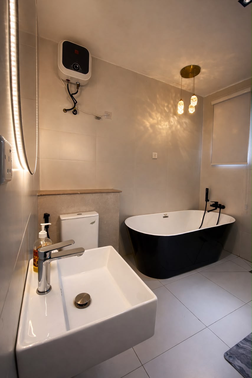 Yaba one-bedroom apartment bathroom with bathtub